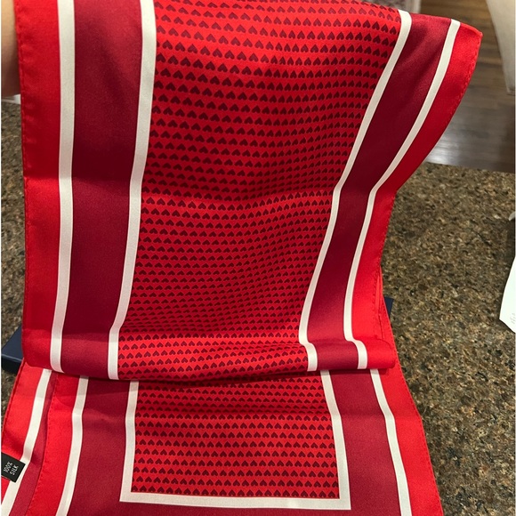 Brand New Vineyard Vines Valentine’s Day Hearts 100% Silk Scarf - Picture 5 of 9